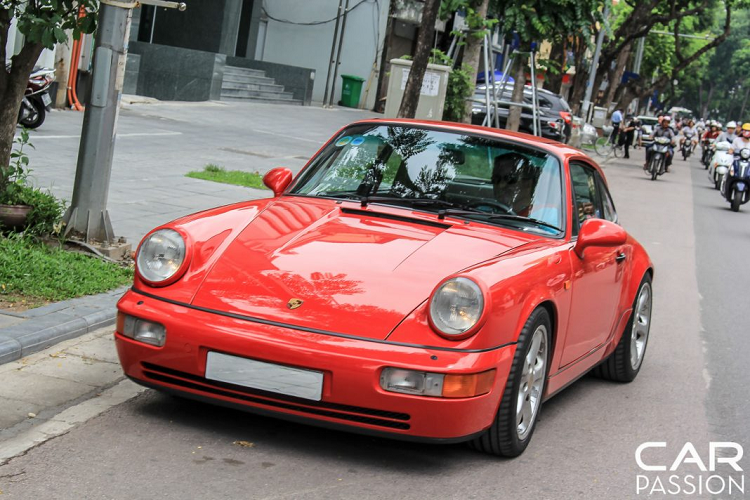 Về kiểu dáng tổng thế, không có quá nhiều sự khác biệt giữa 964 và thế hệ trước đó, những thay đổi chủ yếu nằm ở cản trước và sau cũng như một số chi tiết nhỏ khác nhằm “hiện đại hóa” ngoại hình của chiếc xe, theo xu thế của những chiếc xe hơi trên toàn thế giới vào đầu những năm 90.