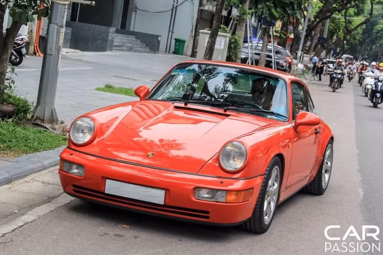 Về kiểu dáng tổng thế, không có quá nhiều sự khác biệt giữa 964 và thế hệ trước đó, những thay đổi chủ yếu nằm ở cản trước và sau cũng như một số chi tiết nhỏ khác nhằm “hiện đại hóa” ngoại hình của chiếc xe, theo xu thế của những chiếc xe hơi trên toàn thế giới vào đầu những năm 90.