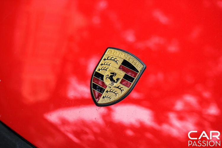 Ngoài ra, ở vận tốc 80km/h, cánh gió nhỏ phía sau sẽ tự động bật lên nhằm tăng khả năng vận hành cho chiếc xe ở tốc độ cao. Khi tốc độ giảm xuống, cánh gió này sẽ tự động đóng lại.