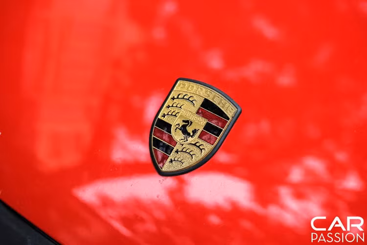 Ngoài ra, ở vận tốc 80km/h, cánh gió nhỏ phía sau sẽ tự động bật lên nhằm tăng khả năng vận hành cho chiếc xe ở tốc độ cao. Khi tốc độ giảm xuống, cánh gió này sẽ tự động đóng lại.