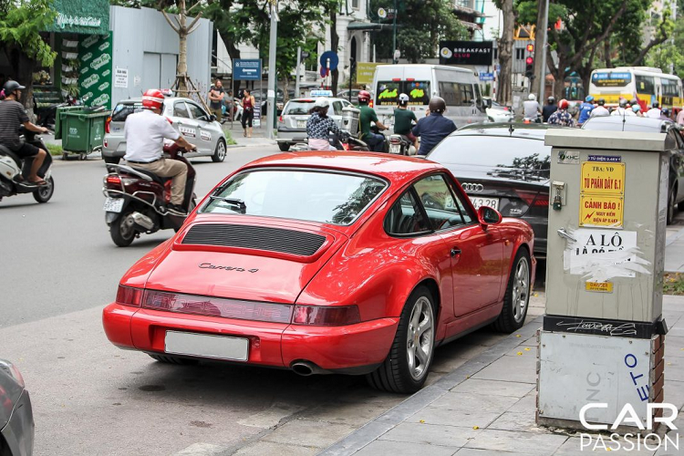 Porsche 964 hàng hiếm là tên “nội bộ” mà Porsche đặt cho chiếc Porsche 911 được sản xuất và bán ra trong giai đoạn năm 1989 đến 1994. Được thiết kế bởi Benjamin Dimson, Porsche 964 có ngoài hình mềm mại hơn so với phiên bản tiền nhiệm, phần cản trước được thiết kế tích hợp nhiều chi tiết hơn cũng như có phần đơn giản hơn.
