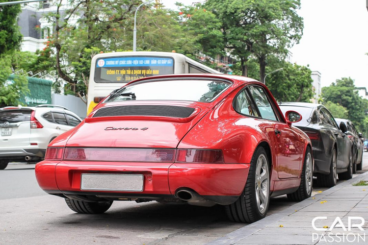 Tuy nhiên, khách hàng vẫn có thể lựa chọn giữa phiên bản Carrera 2 với hệ dẫn động cầu sau truyền thống hoặc Carrera 4 với hệ dẫn động 4 bánh mới. Ngoài ra, 964 còn sở hữu một số chi tiết cải tiến như tay lái trợ lực, phanh ABS và hệ thống túi khí.