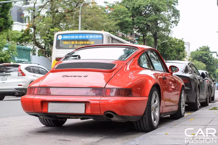 Tuy nhiên, khách hàng vẫn có thể lựa chọn giữa phiên bản Carrera 2 với hệ dẫn động cầu sau truyền thống hoặc Carrera 4 với hệ dẫn động 4 bánh mới. Ngoài ra, 964 còn sở hữu một số chi tiết cải tiến như tay lái trợ lực, phanh ABS và hệ thống túi khí.