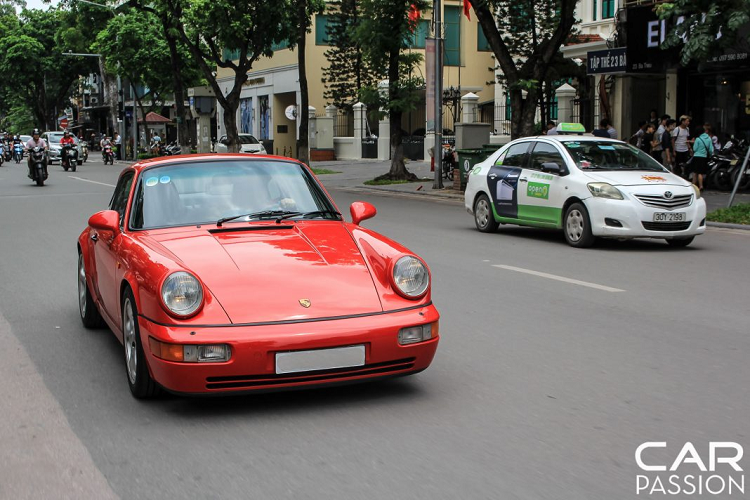 Theo đánh giá từ trang chuyên môn nổi tiếng Top Gear, dù phần ngoại hình thay đổi không nhiều nhưng trên thực tế, 964 khác tới 85% so với phiên bản cũ trước đó. 964 sở hữu nhiều điểm mới về công nghệ, điển hình là hệ dẫn động 4 bánh lần đầu tiên xuất hiện trên dòng 911.