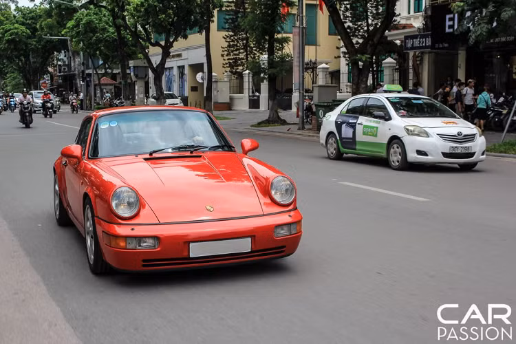 Theo đánh giá từ trang chuyên môn nổi tiếng Top Gear, dù phần ngoại hình thay đổi không nhiều nhưng trên thực tế, 964 khác tới 85% so với phiên bản cũ trước đó. 964 sở hữu nhiều điểm mới về công nghệ, điển hình là hệ dẫn động 4 bánh lần đầu tiên xuất hiện trên dòng 911.