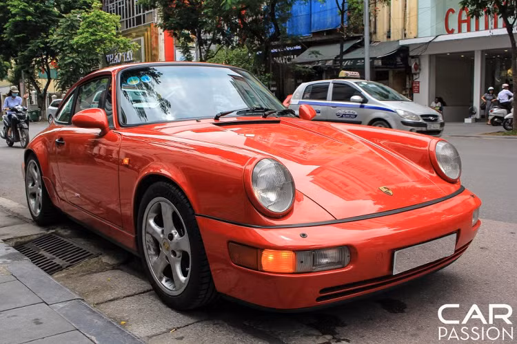 Trong 5 năm ra mắt và bán ra thị trường, Porsche đã bán được gần 67,000 chiếc ở tất cả các phiên bản thuộc series 964.