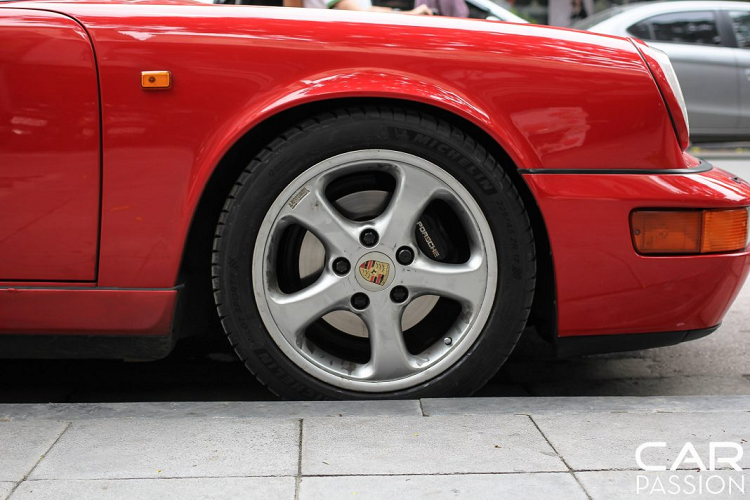 Dựa trên phiên bản 964 cơ sở, Porsche đã phát triển tới 12 phiên bản khác nhau. Trong đó, số lượng Carrera 2 Coupe và Carrera 4 Coupe được bán ra nhiều nhất với trên 10,000 chiếc mỗi phiên bản.