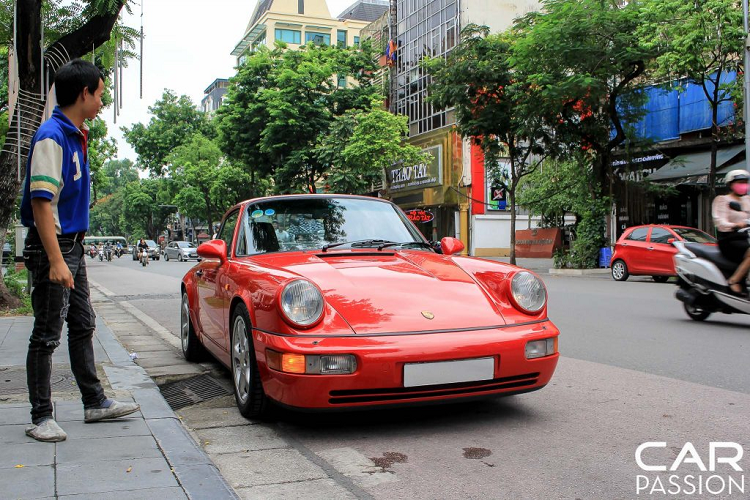 Tại Việt Nam, 911 là dòng xe thể thao được ưa chuộng khi số lượng xe được đưa về khá đông đảo. Với việc thương hiệu xe thể thao Porsche xuất hiện tại Việt Nam từ khá sớm, việc mua những chiếc xe cao cấp từ Đức có lẽ phần nào dễ dàng hơn so với những dòng xe thể thao khác. Chính vì thế mà tại Việt Nam, những người chơi xe có thể dễ dàng lựa chọn cũng như dựng cho mình một chiếc 911 theo ý thích.