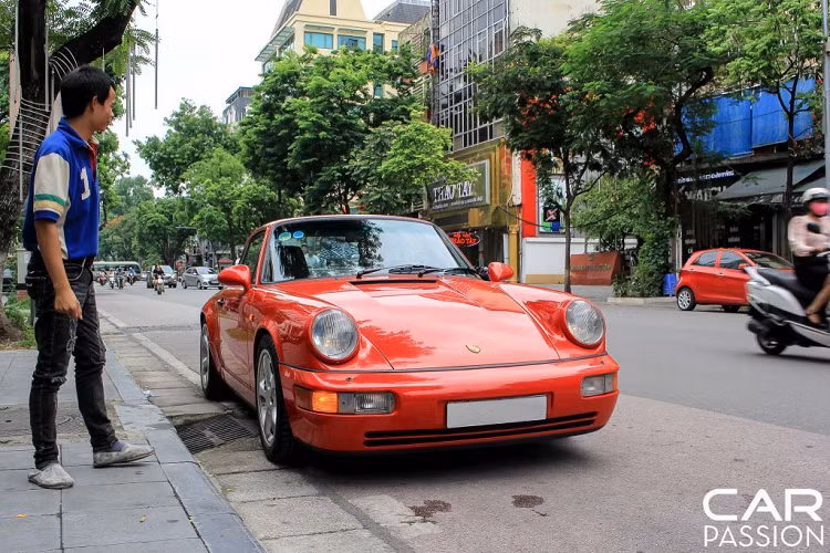 Tại Việt Nam, 911 là dòng xe thể thao được ưa chuộng khi số lượng xe được đưa về khá đông đảo. Với việc thương hiệu xe thể thao Porsche xuất hiện tại Việt Nam từ khá sớm, việc mua những chiếc xe cao cấp từ Đức có lẽ phần nào dễ dàng hơn so với những dòng xe thể thao khác. Chính vì thế mà tại Việt Nam, những người chơi xe có thể dễ dàng lựa chọn cũng như dựng cho mình một chiếc 911 theo ý thích.