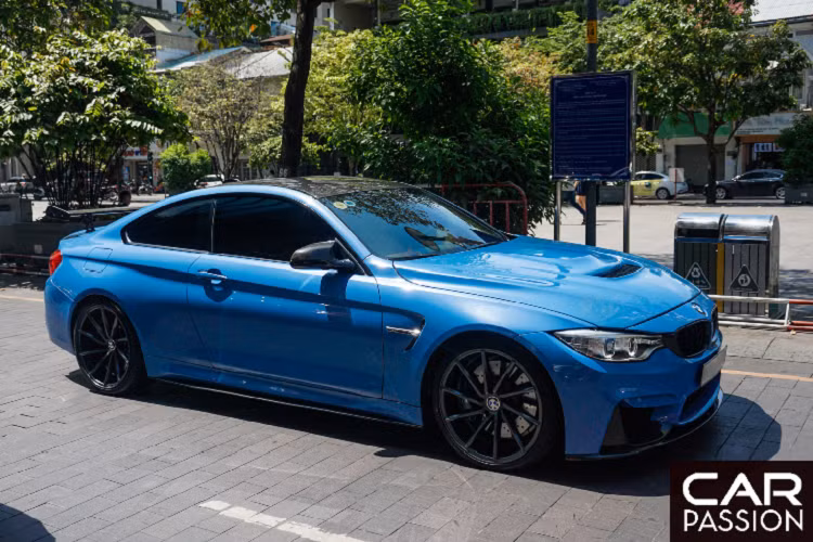 Bên cạnh đó, chủ nhân còn trang bị thêm hai thanh ốp sườn carbon cho hai bên hông xe. Nắp ca-pô nguyên bản được thay thế bằng nắp ca-pô có thiết kế tương tự phiên bản M4 GTS. Phiên bản GTS của chiếc coupe 2 cửa được BMW “mạnh tay” nâng cấp với hàng loạt những chi tiết ở ngoại thất được làm từ sợi carbon như líp trước, cánh gió sau và bộ khuếch tán gió phía sau xe.