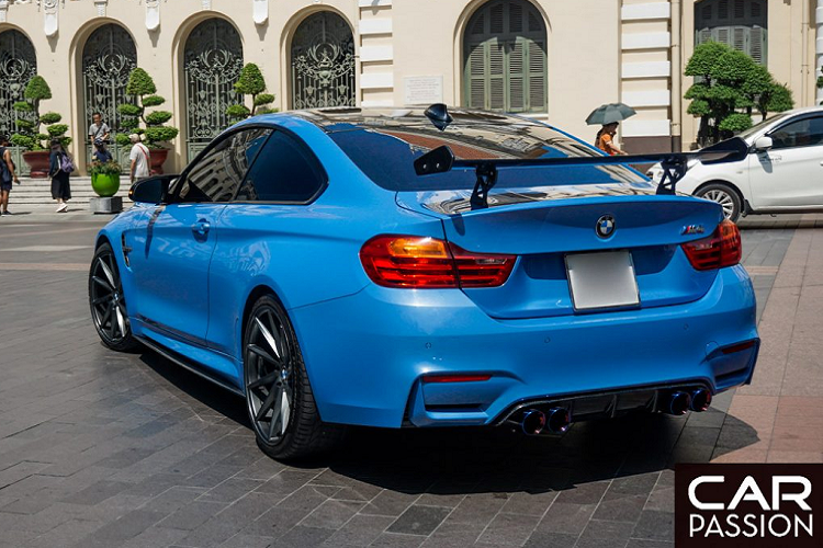 Hàng ghế sau trên BMW M4 GTS được gỡ bỏ để nhường vị trí cho khung chống lật bằng nhựa gia cố sợi carbon, bộ mâm được làm từ hợp kim nhẹ, hệ thống ống xả titan và khối động cơ mạnh mẽ hơn. Phiên bản tiêu chuẩn BMW M4 F82 chỉ được trang bị ốp gương carbon cùng nóc xe carbon thể thao.