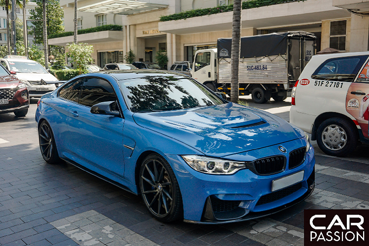 Đuôi xe khác biệt với cánh gió làm từ sợi carbon của phiên bản M4 GTS, chi tiết này đóng vai trò quan trọng giúp làm tăng độ bám đường cho thân xe khi di chuyển ở tốc độ cao, bộ khuếch tán carbon cũng được bổ sung có khả năng điều hòa luồng không khí thoát ra từ gầm xe. Mảnh ghép cuối cùng trên bản độ này là hệ thống ống xả Army Trix Titanium mang lại âm thanh mạnh mẽ không kém những chiếc siêu xe cho BMW M4.