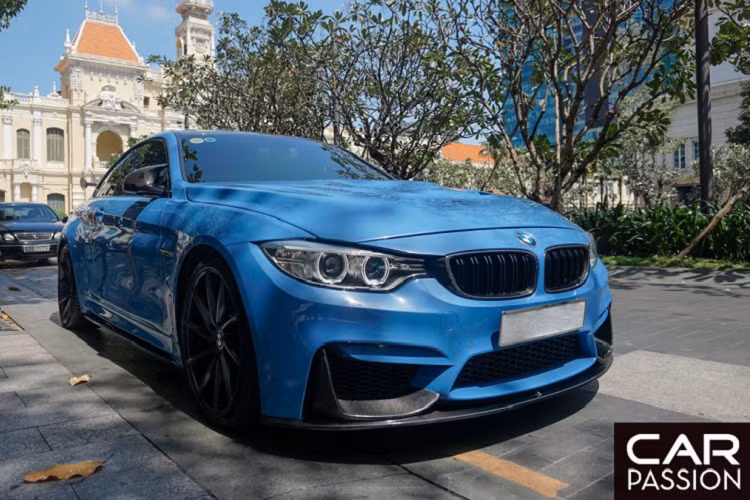 Xuất hiện trong bài viết chính là chiếc BMW M4 F82 hàng hiếm màu xanh Yas Marina Blue đầu tiên được nhập khẩu về nước và hiện đang được chủ nhân trang bị gói độ mang phong cách của phiên bản mạnh mẽ M4 GTS trị giá lên đến hàng trăm triệu đồng. Ở cản trước, chủ nhân của mẫu xe này đã ốp sợi carbon cho phần hốc gió hai bên và đồng thời bổ sung thêm một líp trước carbon. Lưới tản nhiệt hình “quả thận” kép trứ danh của BMW sơn đen và được viền sợi carbon.
