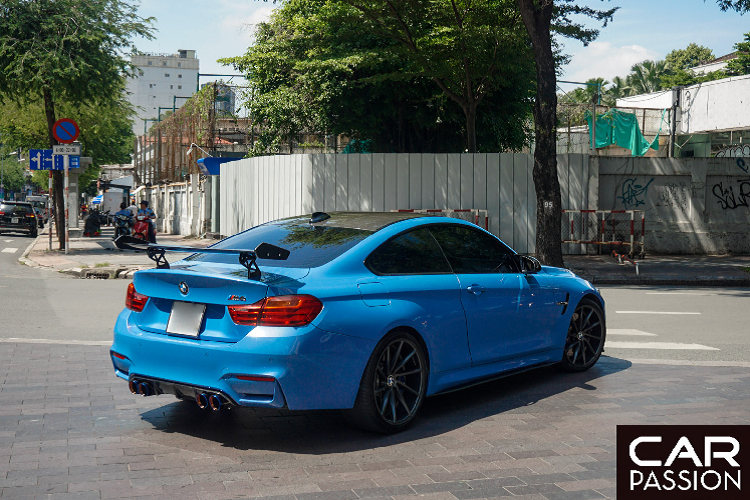 5 năm trước, giá xe BMW M4 F82 bán chính hãng tại Việt Nam lên đến 4,383 tỷ đồng. Hiện nay, các dòng xe BMW đã do một đơn vị phân phối khác đảm nhiệm việc kinh doanh và không còn tập trung vào phân khúc thể thao hiệu năng cao, nên nhiều khả năng những bản thế hệ kế tiếp của BMW M sẽ không được đưa về.