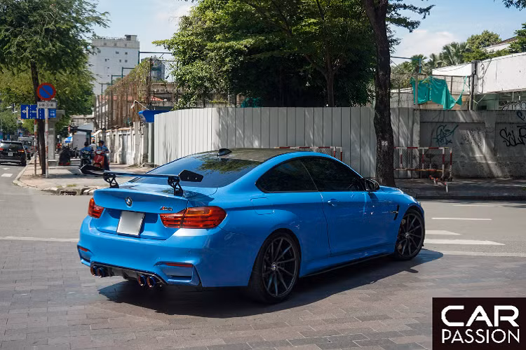5 năm trước, giá xe BMW M4 F82 bán chính hãng tại Việt Nam lên đến 4,383 tỷ đồng. Hiện nay, các dòng xe BMW đã do một đơn vị phân phối khác đảm nhiệm việc kinh doanh và không còn tập trung vào phân khúc thể thao hiệu năng cao, nên nhiều khả năng những bản thế hệ kế tiếp của BMW M sẽ không được đưa về.