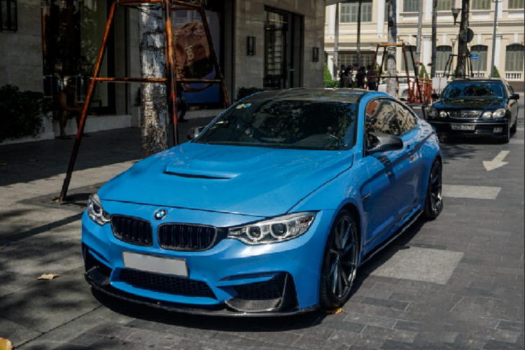 Ưu điểm của mẫu xe BMW M4 F82 và M3 F80 nằm ở ngoại hình gân guốc kết hợp cùng khối động cơ 6 xi-lanh mạnh mẽ tạo nên một trải nghiệm vô cùng hấp dẫn cho người ngồi sau vô-lăng. Tại Việt Nam, những chiếc BMW M4 bàn giao đến tay khách hàng với 4 màu sắc bao gồm : màu xanh Yas Marina Blue, màu vàng Austin Yellow, màu cam Sakhir Orange và màu trắng Mineral White.