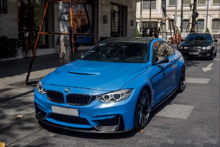 Ưu điểm của mẫu xe BMW M4 F82 và M3 F80 nằm ở ngoại hình gân guốc kết hợp cùng khối động cơ 6 xi-lanh mạnh mẽ tạo nên một trải nghiệm vô cùng hấp dẫn cho người ngồi sau vô-lăng. Tại Việt Nam, những chiếc BMW M4 bàn giao đến tay khách hàng với 4 màu sắc bao gồm : màu xanh Yas Marina Blue, màu vàng Austin Yellow, màu cam Sakhir Orange và màu trắng Mineral White.