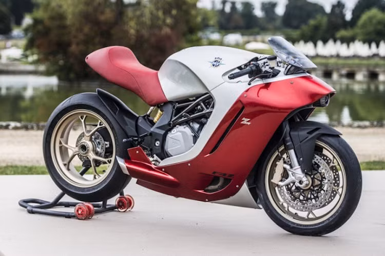 2016 MV Agusta F4Z - Tên tuổi của hãng chế tác thân xe Zagato đã quá nổi tiếng trong Thế giới xe hơi. Vì vậy khi nghe tin Zagato sẽ phối hợp cùng MV Agusta để tạo ra một phiên bản đặc biệt của chiếc F4 do huyền thoại Massimo Tamburini thiết kế, nhiều người đã vô cùng phấn khích. Chắc Zagato nên tập trung nỗ lực vào xe hơi hơn là xe môtô.