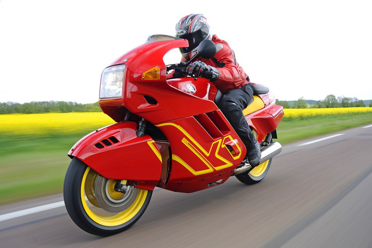 1988 BMW K1 - Việc tối ưu hóa tính khí động học không phải lúc nào cũng mang lại sự quyến rũ cho chiếc xe hai bánh. Chiếc BMW K1 vào cuối những năm 80 đã chứng minh cho điều đó. Phần thân đồ sộ khá tròn trịa được kết hợp với đầu đèn vuông vắn cùng phần đuôi có thể nói là rất kỳ dị đã khiến K1 xứng đáng nằm trong danh sách xe môtô thiết kế kỳ lạ nhất.