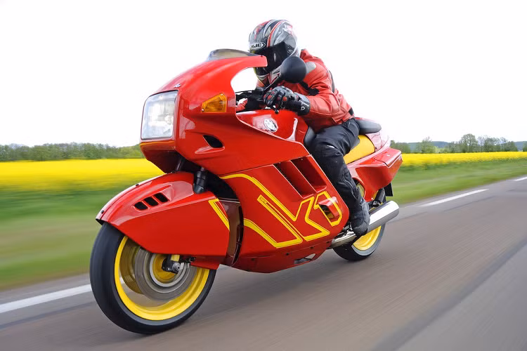 1988 BMW K1 - Việc tối ưu hóa tính khí động học không phải lúc nào cũng mang lại sự quyến rũ cho chiếc xe hai bánh. Chiếc BMW K1 vào cuối những năm 80 đã chứng minh cho điều đó. Phần thân đồ sộ khá tròn trịa được kết hợp với đầu đèn vuông vắn cùng phần đuôi có thể nói là rất kỳ dị đã khiến K1 xứng đáng nằm trong danh sách xe môtô thiết kế kỳ lạ nhất.