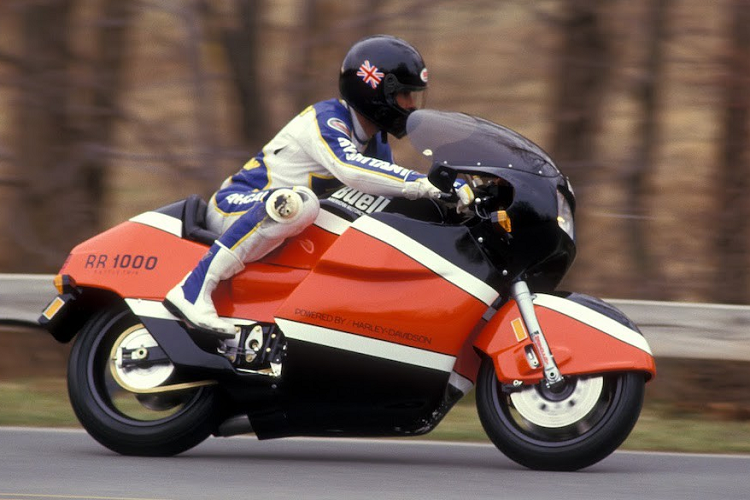 1987 BUELL RR 1000 BATTLETWIN - Lại một chiếc xe khác gây tranh cãi vì thiết kế tối ưu khí động học như BMW K1. Phần thân xe của RR 1000 BATTLETWIN có những nếp gấp và vết lồi lõm xấu xí, khiến dàn vỏ của chiếc xe trông rất lố bịch cùng với dè trước kín không khác gì chiếc K1. Tuy nhiên khi lột bỏ hoàn toàn lớp vỏ khí động học, nó lại có kiểu dáng khá thú vị.