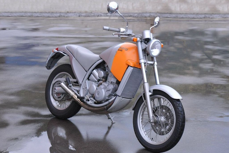 1995 Aprilia Starck Moto 6.5 - Được “chấp bút” bởi nhà thiết kế nổi tiếng người Pháp Philippe Starck, Aprilia 6.5 được thừa nhận là một cách tiếp cận mới lạ về thiết kế xe, mặc dù vậy nó thường được biết đến bởi sự kỳ dị của mình nhiều hơn. Khung sườn và ống xả được làm gọn gàng nhưng phần đuôi có vẻ “lệch sóng” với các phần còn lại trên xe.