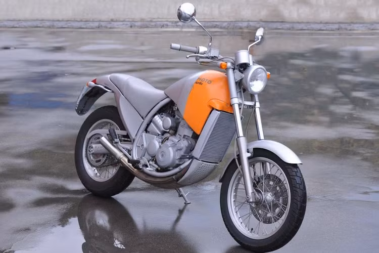 1995 Aprilia Starck Moto 6.5 - Được “chấp bút” bởi nhà thiết kế nổi tiếng người Pháp Philippe Starck, Aprilia 6.5 được thừa nhận là một cách tiếp cận mới lạ về thiết kế xe, mặc dù vậy nó thường được biết đến bởi sự kỳ dị của mình nhiều hơn. Khung sườn và ống xả được làm gọn gàng nhưng phần đuôi có vẻ “lệch sóng” với các phần còn lại trên xe.