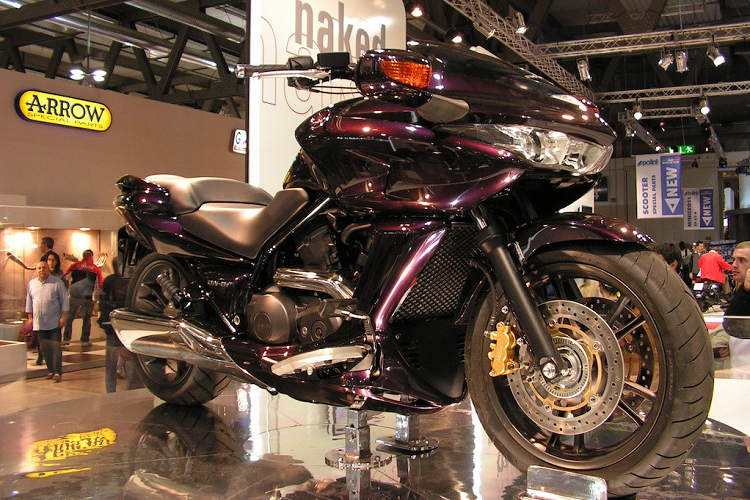 2008 Honda DN-01 - Thường được dân chơi xe đọc chệch tên gọi là “Do Not Own One” (tạm dịch là Đừng sở hữu nó). DN-01 là một chiếc xe thất bại về mặt thương mại của Honda. Mặc dù Honda thiết kế nó với ý tưởng là một chiếc cruiser trong tương lai với gầm xe cực kỳ thấp, nhưng DN-01 lại đem tới cảm giác như chạy xe tay ga. Dù phần thân vỏ khá hiện đại, nhưng nó lại không gợi được vè mạnh mẽ phong trần như những chiếc cruiser truyền thống.