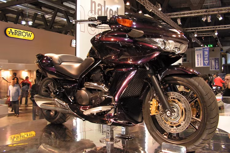 2008 Honda DN-01 - Thường được dân chơi xe đọc chệch tên gọi là “Do Not Own One” (tạm dịch là Đừng sở hữu nó). DN-01 là một chiếc xe thất bại về mặt thương mại của Honda. Mặc dù Honda thiết kế nó với ý tưởng là một chiếc cruiser trong tương lai với gầm xe cực kỳ thấp, nhưng DN-01 lại đem tới cảm giác như chạy xe tay ga. Dù phần thân vỏ khá hiện đại, nhưng nó lại không gợi được vè mạnh mẽ phong trần như những chiếc cruiser truyền thống.