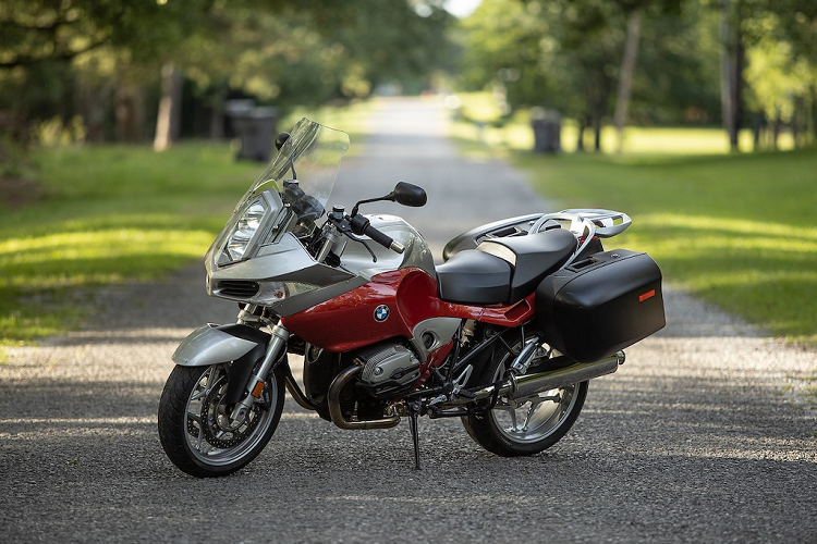 2005 BMW R1200ST - Ngoài chiếc K1, BMW còn có khá nhiều thiết kế gây tranh cãi khác - R1200ST là một chiếc xe như vậy. Phần thân xe trông khá ổn, nhưng giống như KTM 690, thiết kế đầu xe đã phá hỏng mọi thứ. Kính chắn gió khổng lồ với đầu đèn thẳng hình lục giác quái dị của R1200ST khiến nó đã được đưa vào Top 10.