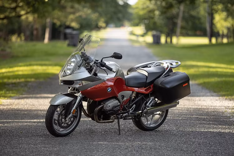 2005 BMW R1200ST - Ngoài chiếc K1, BMW còn có khá nhiều thiết kế gây tranh cãi khác - R1200ST là một chiếc xe như vậy. Phần thân xe trông khá ổn, nhưng giống như KTM 690, thiết kế đầu xe đã phá hỏng mọi thứ. Kính chắn gió khổng lồ với đầu đèn thẳng hình lục giác quái dị của R1200ST khiến nó đã được đưa vào Top 10.