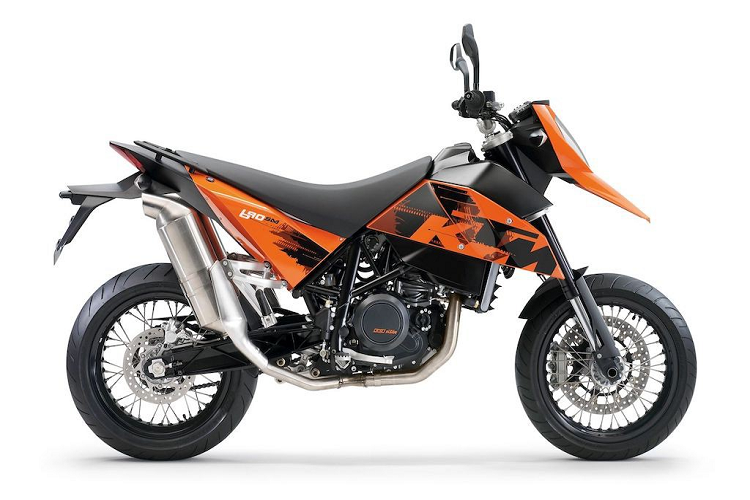 2007 KTM 690SM - Hiếm khi một chi tiết trên xe phá hỏng hoàn toàn thiết kế của nó, nhưng ống xả của chiếc xe môtô KTM 690SM đời 2007 là một chi tiết như vậy. Nó quá to và không ăn nhập với phần còn lại của chiếc xe. Ngoài ra 690SM còn có phần đầu kiêm luôn dè chắn bùn như muốn xiên vào bất kỳ thứ gì phía trước mũi xe và phần dưới bình xăng thiết kế không được chau chuốt.