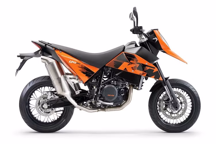 2007 KTM 690SM - Hiếm khi một chi tiết trên xe phá hỏng hoàn toàn thiết kế của nó, nhưng ống xả của chiếc xe môtô KTM 690SM đời 2007 là một chi tiết như vậy. Nó quá to và không ăn nhập với phần còn lại của chiếc xe. Ngoài ra 690SM còn có phần đầu kiêm luôn dè chắn bùn như muốn xiên vào bất kỳ thứ gì phía trước mũi xe và phần dưới bình xăng thiết kế không được chau chuốt.