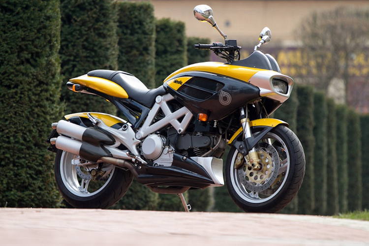 1995 Bimota Mantra - Mantra là một chiếc xe máy kỳ dị đến khó hiểu - đặc biệt khi nó được tạo ra bởi Bimota, một hãng xe nổi tiếng với các siêu phẩm. Phần đầu xe kì cục và nặng nề, trông mất cân đối so với phần đuôi xe không mấy hấp dẫn. Mọi thứ trên Mantra đều bât hợp lý khiến nó được đánh giá là tác phẩm xấu nhất của Bimota.