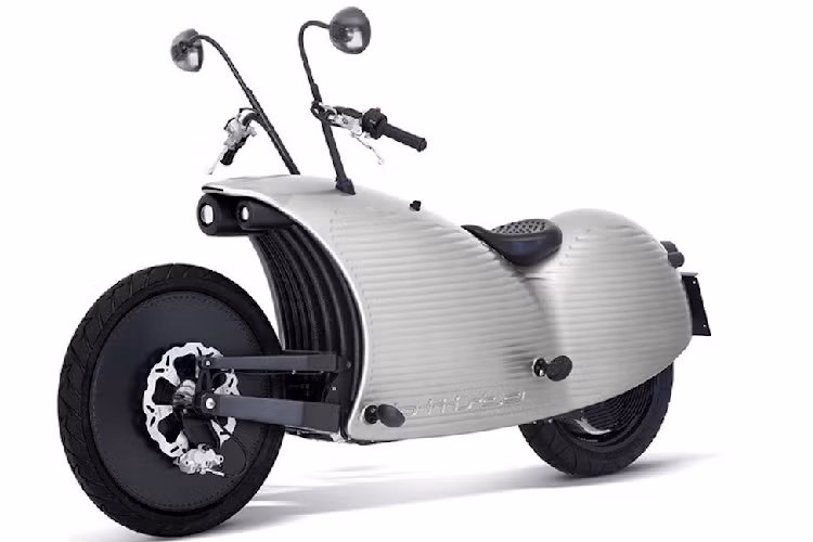 2014 Johammer J1 - Được tạo ra bởi công ty của Áo và thiết kế bởi Leonie và Jean-Marie Lawniczak, Johammer J1 chạy hoàn toàn bằng điện là một trong những mẫu xe hai bánh kỳ dị nhất được bán ra từ trước đến nay. Cặp gương và tay lái lấy cảm hứng từ ăng-ten khiến chiếc xe trông như một con bọ.