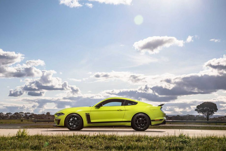 Logo 5.0 bên hông xe được bao bọc bởi dãy đường sọc màu đen, lấy cảm hứng từ mẫu xe Mustang Boss 302. Những chi tiết như cản trước, viền hốc gió, viền cửa sổ, ốp gương và cánh gió phía sau đều được sơn đen bóng, tăng độ hầm hố cho xe.