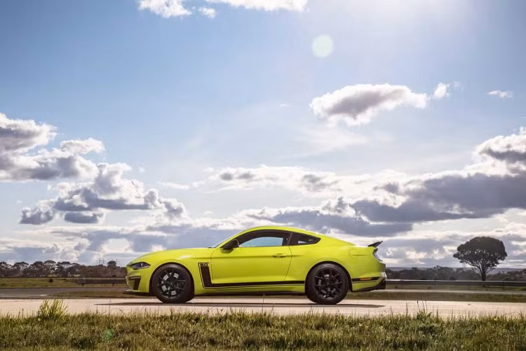 Logo 5.0 bên hông xe được bao bọc bởi dãy đường sọc màu đen, lấy cảm hứng từ mẫu xe Mustang Boss 302. Những chi tiết như cản trước, viền hốc gió, viền cửa sổ, ốp gương và cánh gió phía sau đều được sơn đen bóng, tăng độ hầm hố cho xe.