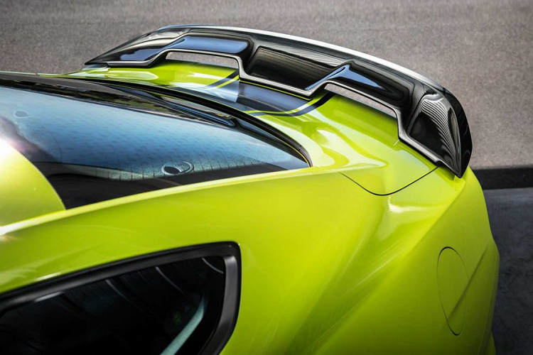 Mustang R-Spec sử dụng hệ thống treo đến từ Ford Performance, nhờ đó xe thấp hơn 20 mm so với Murstang tiêu chuẩn.