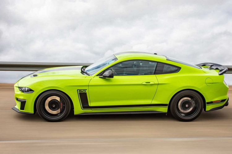 Bên dưới nắp ca-pô phía trước, Ford Mustang R-Spec 2020 mới sử dụng động cơ V8 dung tích 5.0 lít được tích hợp thêm bộ siêu nạp dạng Root. Bộ siêu nạp này có dung tích 2,65 lít, hoạt động ở áp suất nạp 12 psi,với những thông số này, rất có thể đây chính là bộ siêu nạp mà Ford Performance vừa ra mắt hồi đầu năm nay.