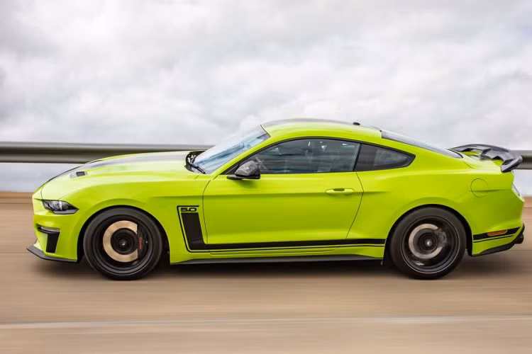 Bên dưới nắp ca-pô phía trước, Ford Mustang R-Spec 2020 mới sử dụng động cơ V8 dung tích 5.0 lít được tích hợp thêm bộ siêu nạp dạng Root. Bộ siêu nạp này có dung tích 2,65 lít, hoạt động ở áp suất nạp 12 psi,với những thông số này, rất có thể đây chính là bộ siêu nạp mà Ford Performance vừa ra mắt hồi đầu năm nay.