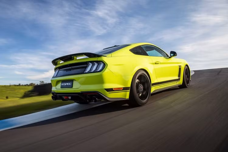 Bên ngoài, xe sẽ có hốc gió lớn hơn, được bao bọc bởi dãy LED định vị ban ngày. Xe cũng được trang trí bằng đường kẻ sọc màu đen chạy chính giữa ca-pô, kéo dài đến hết đuôi xe.