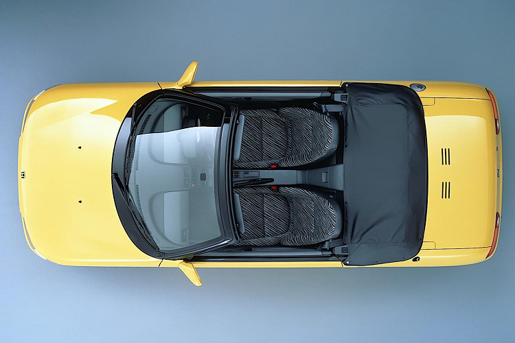 Đồng hồ đo là mặt số màu trắng đơn giản cho đồng hồ tốc độ và tốc độ kế với mặt sau hiển thị đường viền 9.000 vòng / phút. Trên ghế lái, Honda trang bị cho Beat họa tiết ngựa vằn khá độc đáo. Vì không gian xe khá nhỏ nên khoảng cách giữa người lái xe và hành khách cũng bị thu hẹp lại.