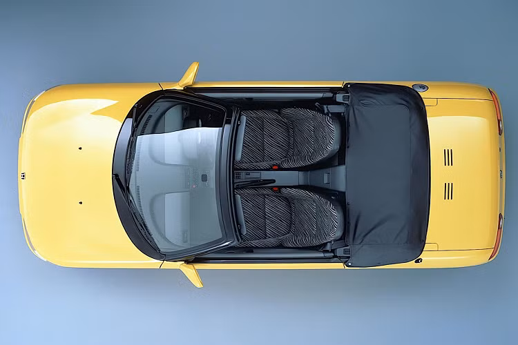 Đồng hồ đo là mặt số màu trắng đơn giản cho đồng hồ tốc độ và tốc độ kế với mặt sau hiển thị đường viền 9.000 vòng / phút. Trên ghế lái, Honda trang bị cho Beat họa tiết ngựa vằn khá độc đáo. Vì không gian xe khá nhỏ nên khoảng cách giữa người lái xe và hành khách cũng bị thu hẹp lại.