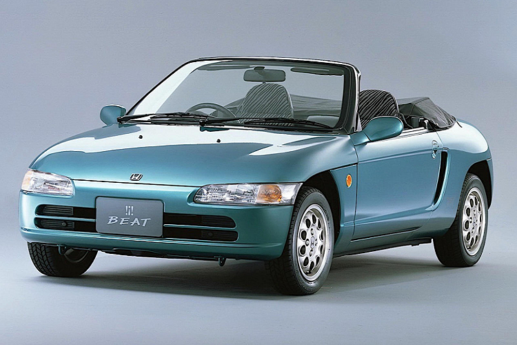 Honda Beat là một chiếc xe thể thao cỡ nhỏ, mà theo tiêu chuẩn của Keijidosha, những chiếc xe này dường như chỉ đủ chỗ cho người ngồi. Không gian trong xe được tối giản đáng kể, cốp sau được chia sẻ với khoang động cơ nên thường khá nóng. Tuy nhiên, xét về mặt tích cực, chiếc xe chỉ tốn 6 lít xăng cho quãng đường vận hành 100km.