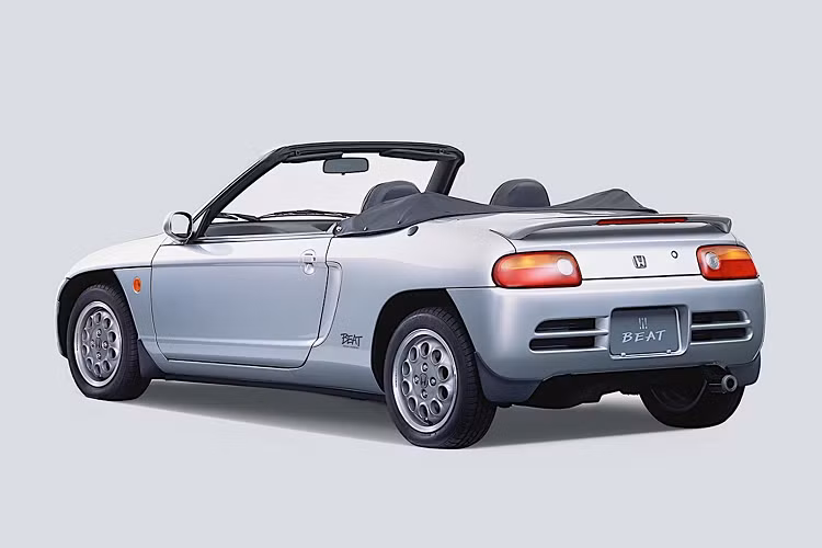 Để lựa chọn một chiếc xe thể thao độc đáo, có lẽ Honda Beat nên là một trong những sự lựa chọn hàng đầu bạn nên xét tới. Ngay cả những chiếc xe thể thao thường được coi là nhỏ bé như Mazda Miata và Toyota MR2, khi xếp cạnh xe giá rẻ Honda Beat, chúng trông vẫn khá to lớn. Cho dù Honda Beat có những nhược điểm như động cơ với dung tích nhỏ, thiếu không gian để đồ nhưng nó vẫn là một sự lựa chọn tuyệt vời cho một chiếc xe thể thao độc đáo đến từ Nhật Bản.