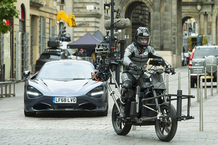 Đó chính là Idris Elba siêu thông minh, ngôi sao của loạt phim thám tử Luther. Helen Mirren sẽ xuất hiện trong phần ngoại truyện với vai mẹ của Statham.