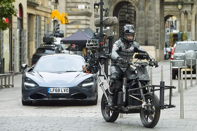 Đó chính là Idris Elba siêu thông minh, ngôi sao của loạt phim thám tử Luther. Helen Mirren sẽ xuất hiện trong phần ngoại truyện với vai mẹ của Statham.