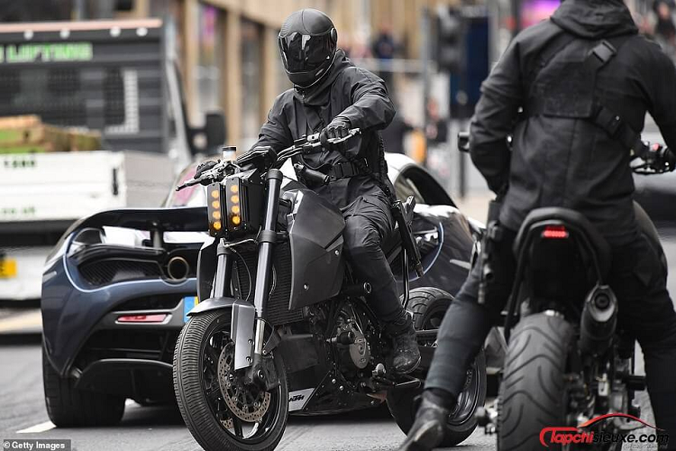 Trong đó, nhân vật phản diện Brixton cưỡi một chiếc xe phân khối lớn Triumph Speed Triple độ màu đen, được nhận diện không chỉ nhờ chữ "Triumph" trên bình xăng, mà còn từ thiết kế bộ khung đặc trưng. Tuy nhiên, thay cho đèn pha nguyên bản là hai dải đèn LED ấn tượng.