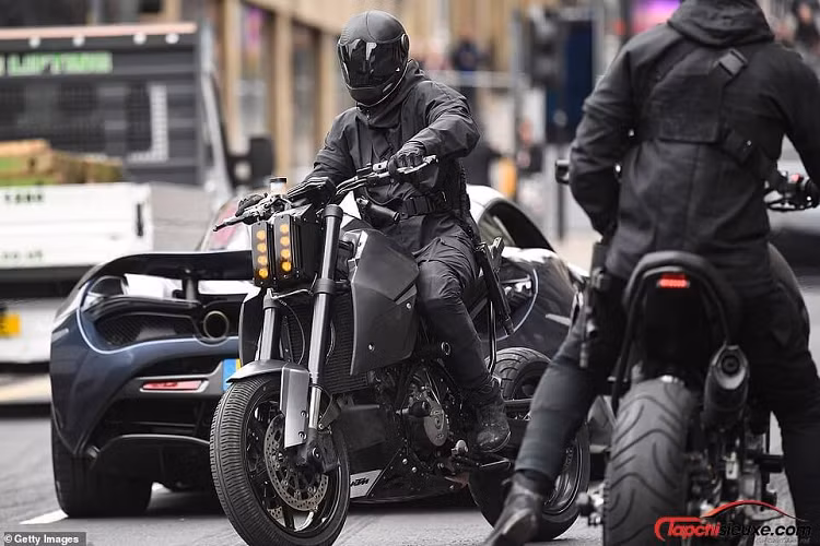 Trong đó, nhân vật phản diện Brixton cưỡi một chiếc xe phân khối lớn Triumph Speed Triple độ màu đen, được nhận diện không chỉ nhờ chữ "Triumph" trên bình xăng, mà còn từ thiết kế bộ khung đặc trưng. Tuy nhiên, thay cho đèn pha nguyên bản là hai dải đèn LED ấn tượng.