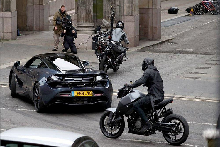 “Chúng tôi cần xe và súng”, Hobbs nói trong trailer nhận được nhiều bình luận tích cực của fan hâm mộ - bởi đơn giản những series Fast &amp; Furious thường là những màn trình diễn trên những mẫu xe ôtô hàng khủng.